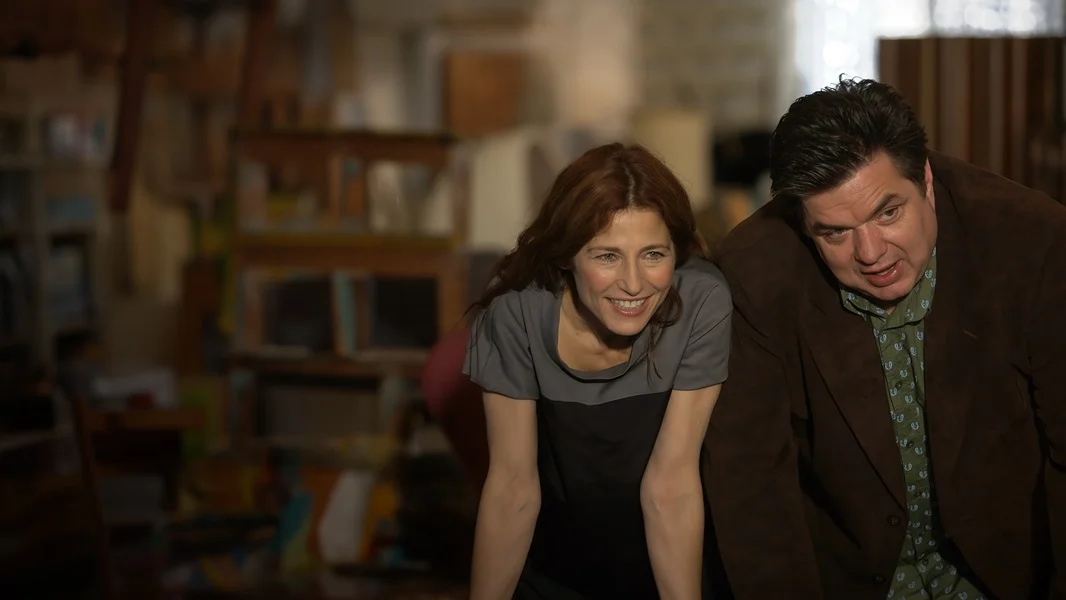 “Please Give” Llega a Colombia.