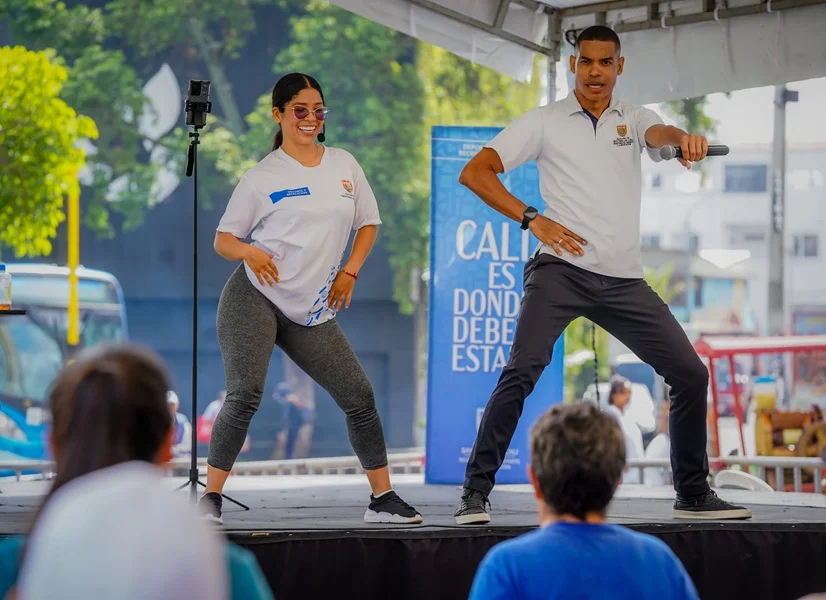 Yoga Transforma los Bulevares de Cali. Yoga Transforma los Bulevares de Cali.