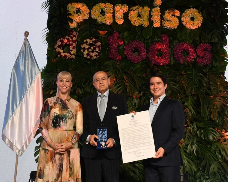 Cine Colombia Recibe Condecoración.