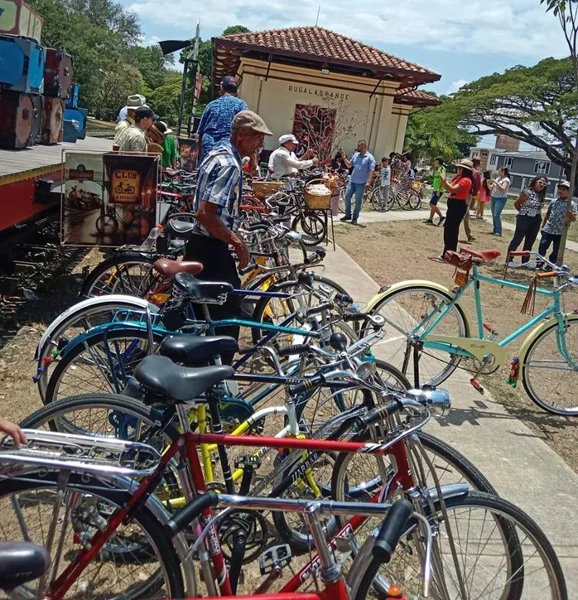 Bicicletas Antiguas Brillan en Cali. Bicicletas Antiguas Brillan en Cali.