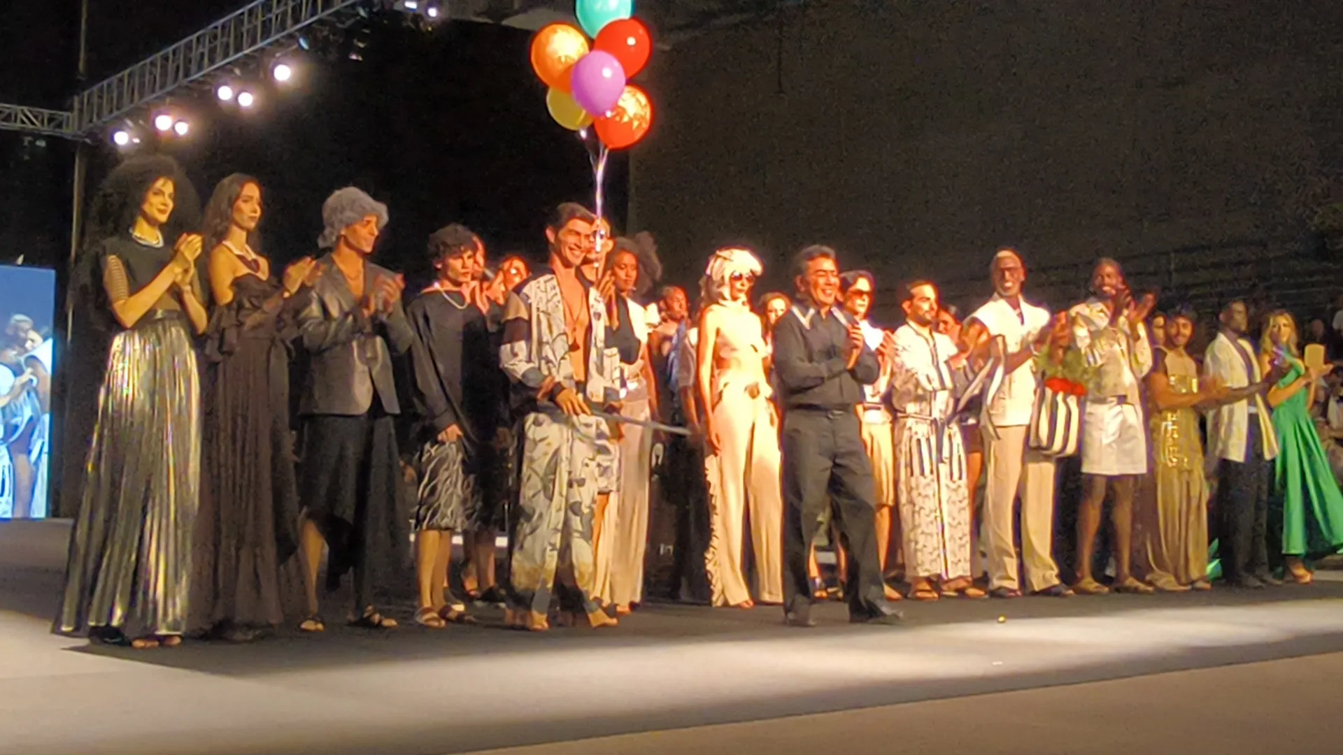 Moda Subterránea Revoluciona a Cali en Distrito Moda. - Cierre de pasarela de Aldrín Ayuso.