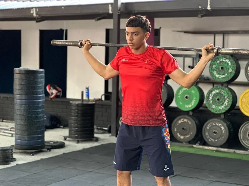 Levantamiento Juvenil Bryan Murillo Eleva el orgullo de Colombia con Tres Oros y Sueños Olímpicos.